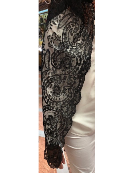 Mantilla bordada a mano en seda