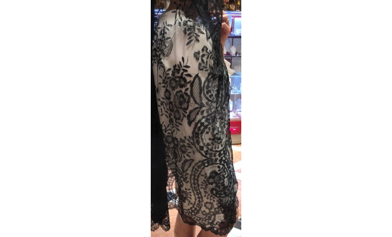 Mantilla bordada a mano en seda