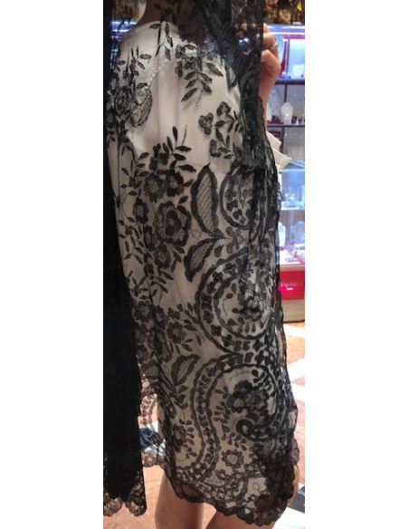 Mantilla bordada a mano en seda