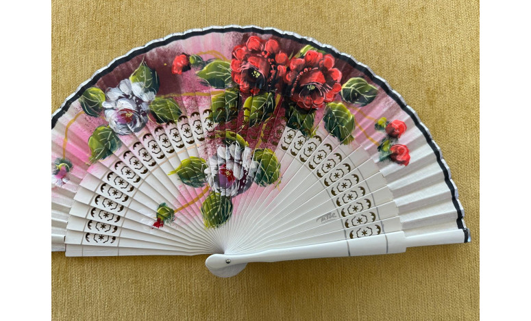 Abanico calado rosas