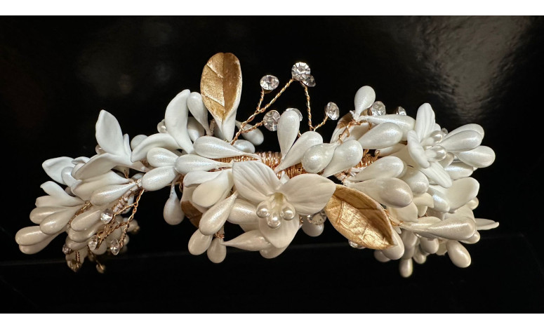 Tiara dorada porcelana