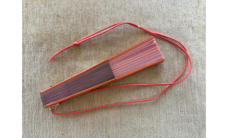 Abanico bolso liso con colgador