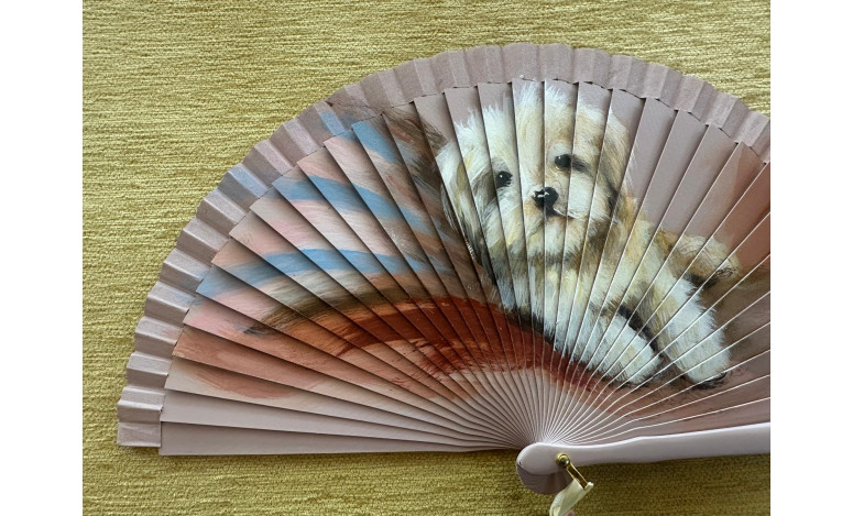 Abanico perrito acostado