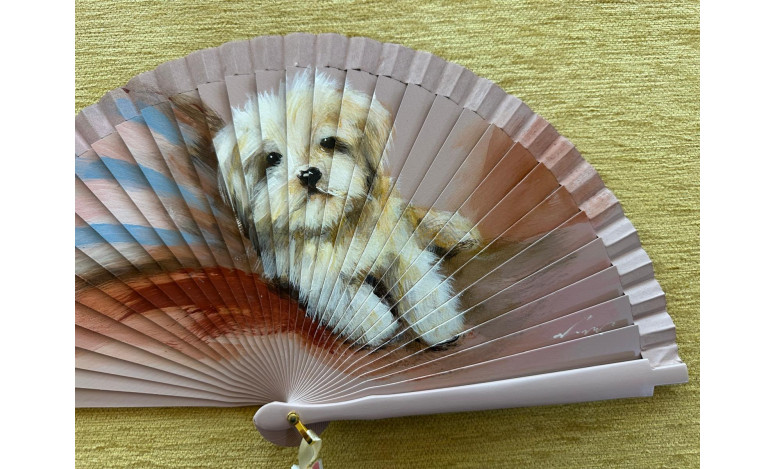 Abanico perrito acostado
