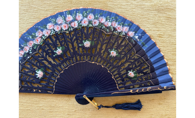 Abanico bolso flores calado