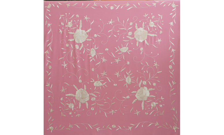Mantón bordado a mano en seda 115 cm