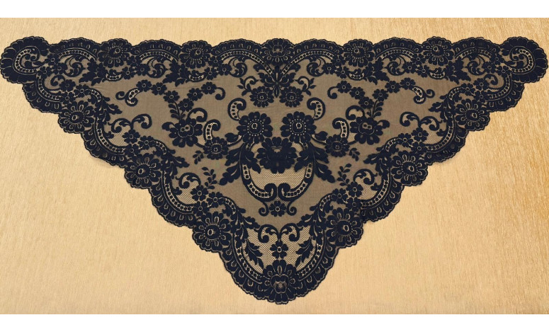 Mantilla triangular 80*165