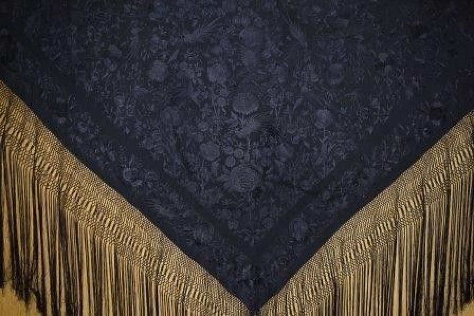Mantón bordado a mano en seda 140 cm