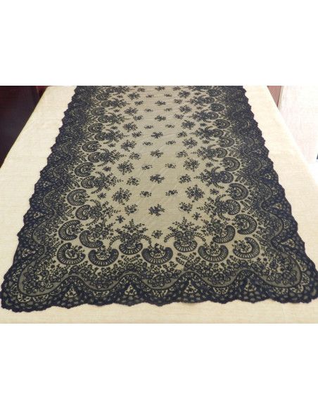 Mantilla bordada a mano en seda