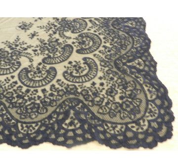Mantilla bordada a mano en seda 2