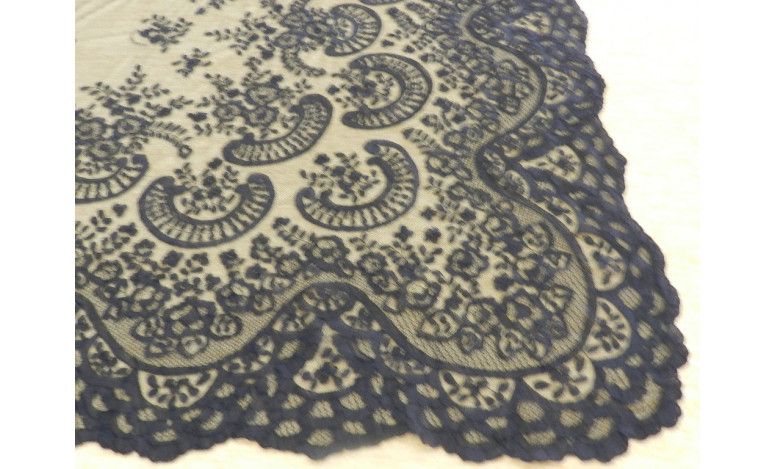 Mantilla bordada a mano en seda