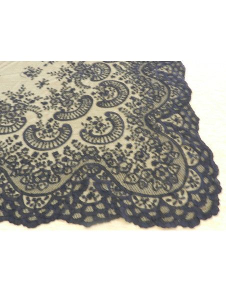 Mantilla bordada a mano en seda