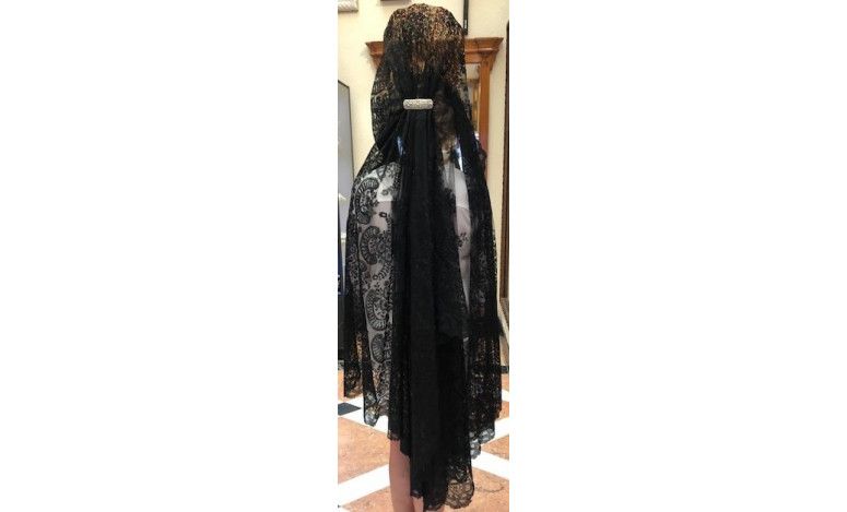 Mantilla bordada a mano en seda