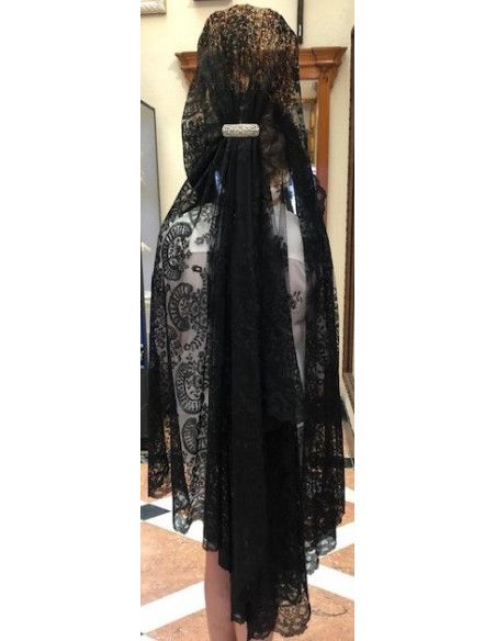 Mantilla bordada a mano en seda