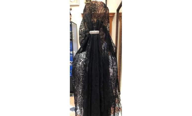Mantilla bordada a mano en seda