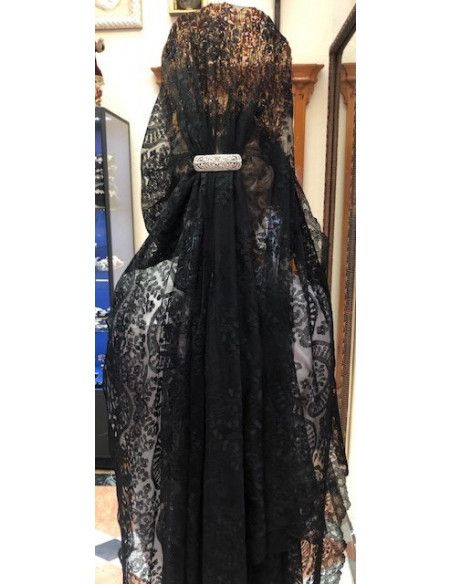 Mantilla bordada a mano en seda