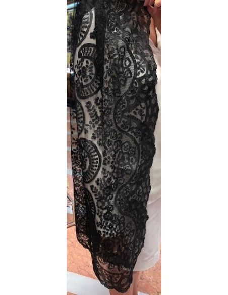 Mantilla bordada a mano en seda