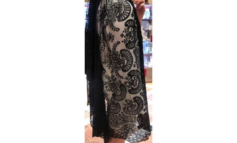 Mantilla bordada a mano en seda