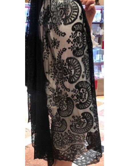 Mantilla bordada a mano en seda