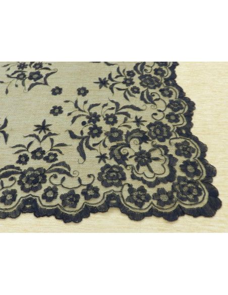 Mantilla bordada a mano en seda