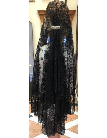 Mantilla bordada a mano en seda