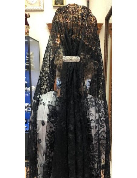 Mantilla bordada a mano en seda