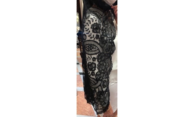Mantilla bordada a mano en seda