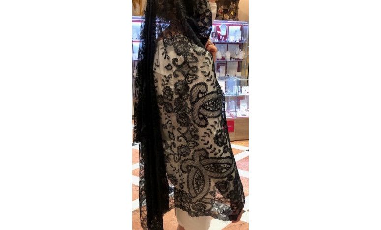 Mantilla bordada a mano en seda