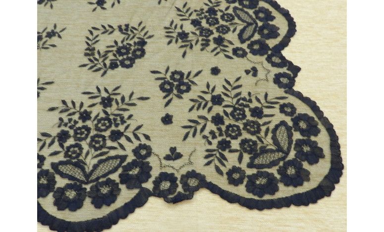Mantilla bordada a mano en seda