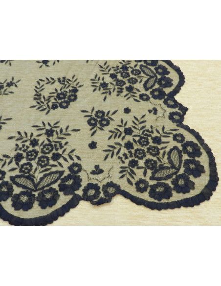 Mantilla bordada a mano en seda