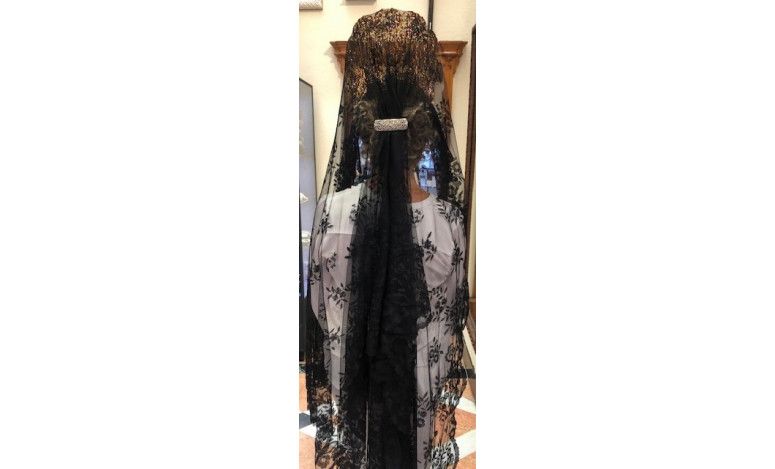 Mantilla bordada a mano en seda