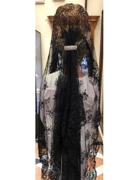 Mantilla bordada a mano en seda