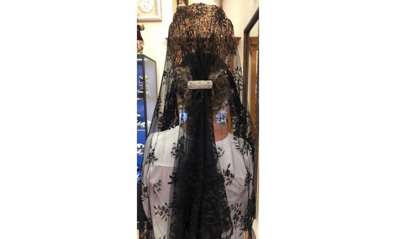 Mantilla bordada a mano en seda