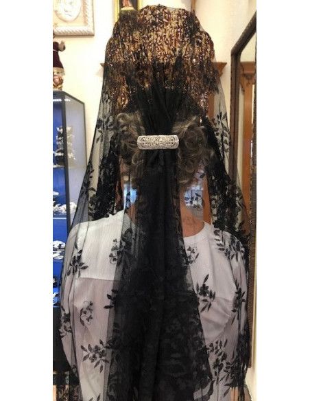 Mantilla bordada a mano en seda