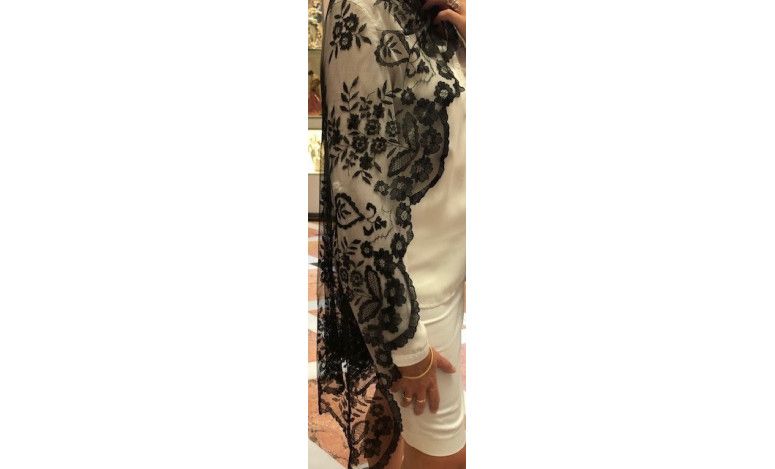 Mantilla bordada a mano en seda