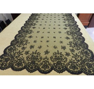 Mantilla bordada a mano en seda