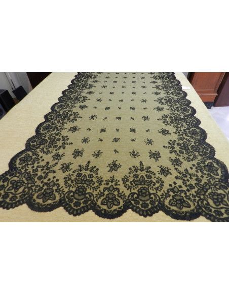 Mantilla bordada a mano en seda