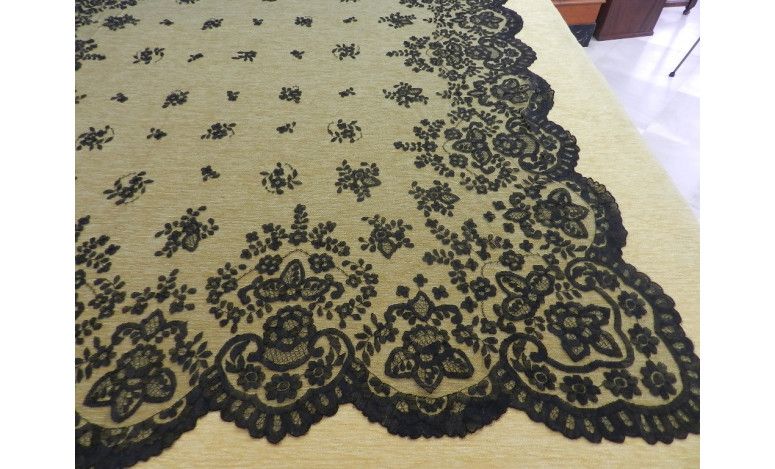 Mantilla bordada a mano en seda