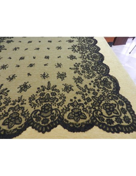 Mantilla bordada a mano en seda