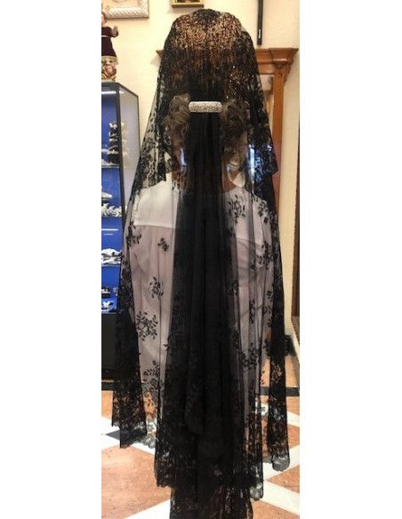 Mantilla bordada a mano en seda