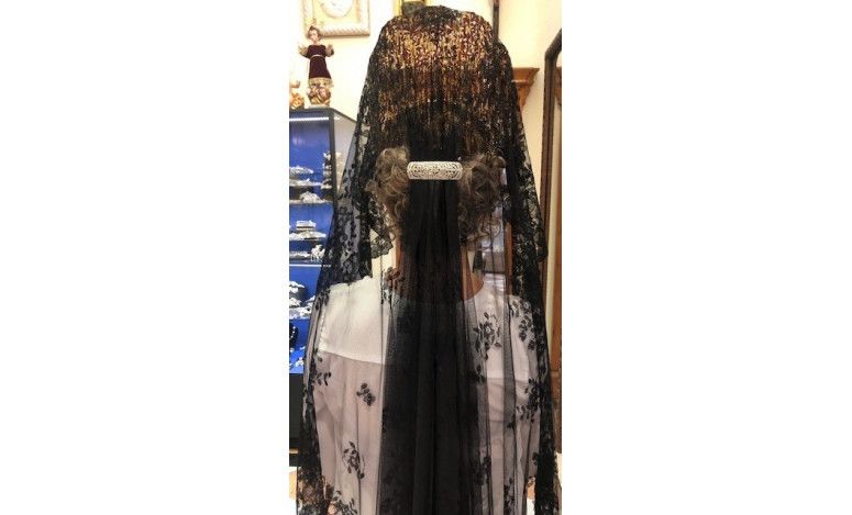 Mantilla bordada a mano en seda