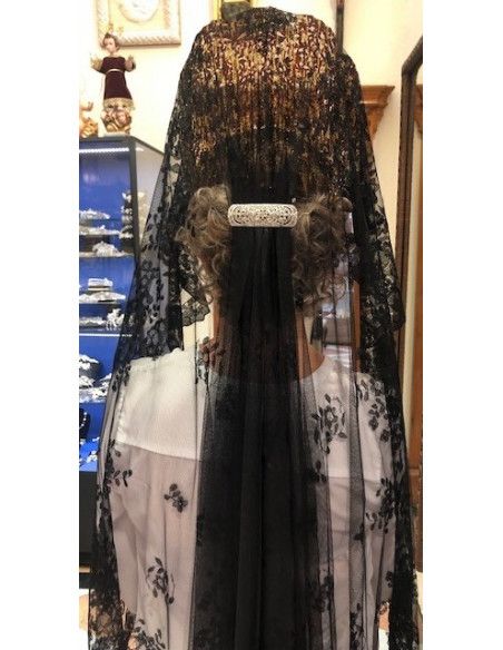 Mantilla bordada a mano en seda