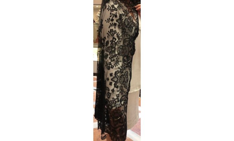 Mantilla bordada a mano en seda