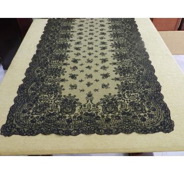 Mantilla bordada a mano en seda
