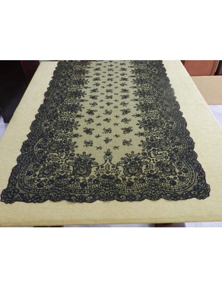 Mantilla bordada a mano en seda