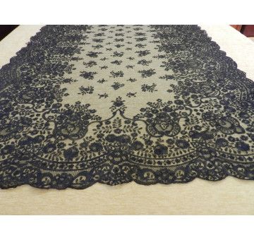 Mantilla bordada a mano en seda 2