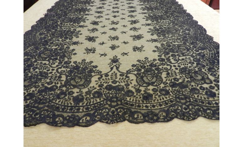 Mantilla bordada a mano en seda