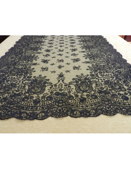 Mantilla bordada a mano en seda