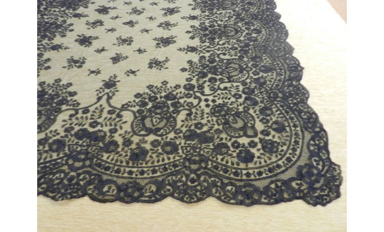 Mantilla bordada a mano en seda