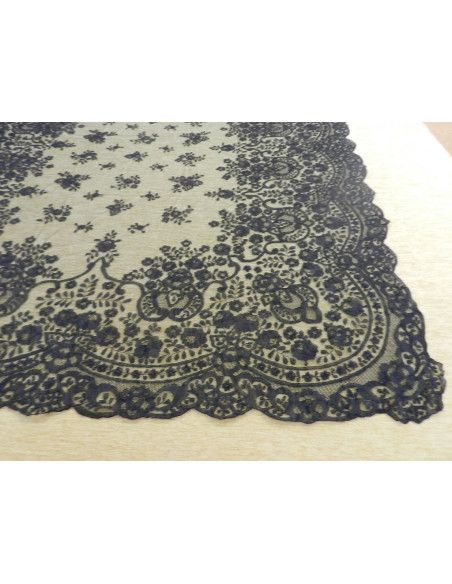 Mantilla bordada a mano en seda